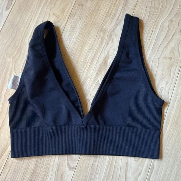 Black V-Neck Seamless Bralette - Image 2