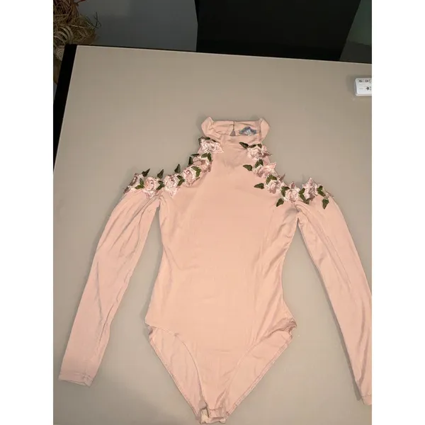 Sz Small '90s Vibe Pink Flower Applique Bodysuit Cold Shoulder - Image 4