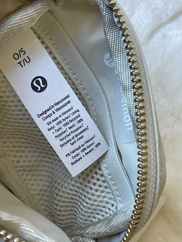 Lululemon Everywhere Belt Bag Nano- Bone/Gold Minimalist New with tags - Image 8