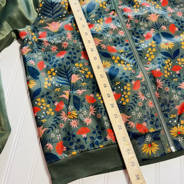 Francesca's Mi‎ Ami Floral Velvet Bomber Jacket Olive Green Satin Large NWOT - Image 8