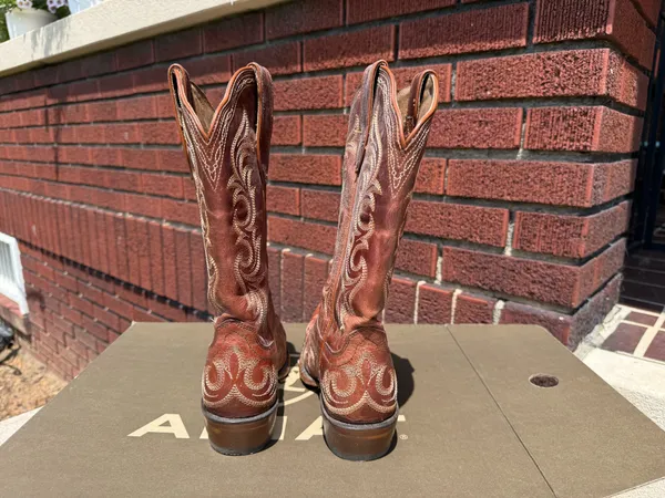 Ariat Boots Cowgirl Leather 5.5 - Image 3