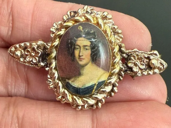 Vintage Unsigned Victorian Lady Portrait Cameo Scarf Clip 9g. - Image 9