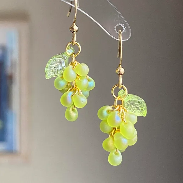 Handmade aurora light green tiny drop Czech glass grape muscat necklace💚 - Image 6