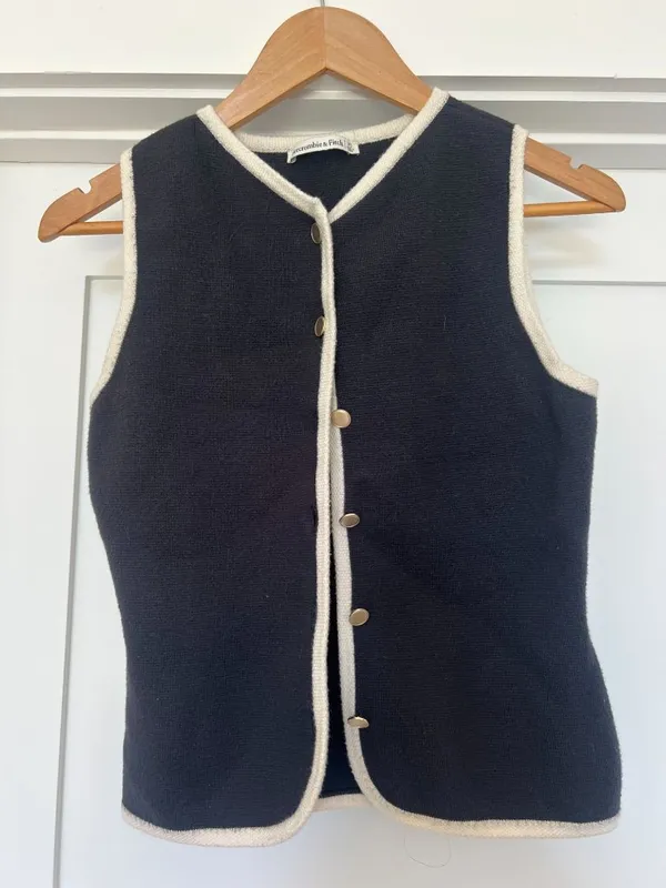 Abercrombie The Mara High-V LuxeLoft Sweater Vest XS Preppy, Academia, Capsule - Image 2