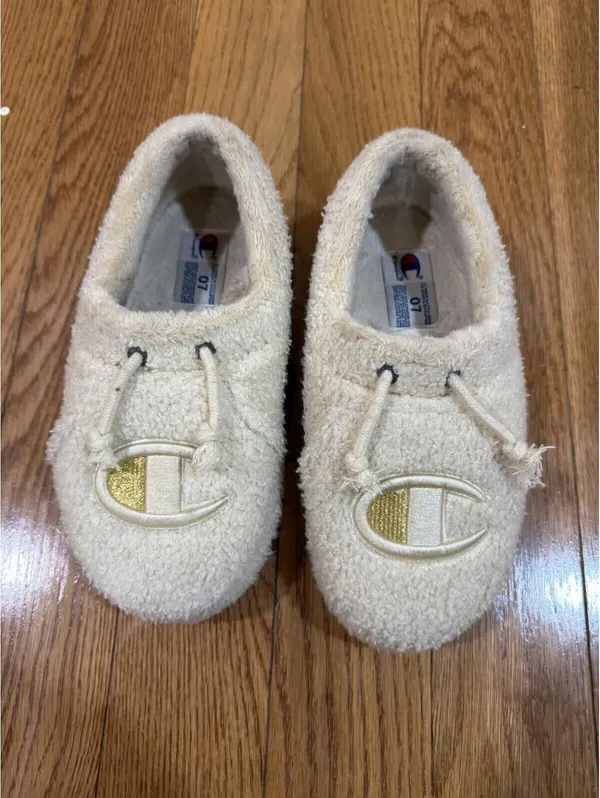 Size US 7 Women’s Champion slippers Cream Color - Image 7