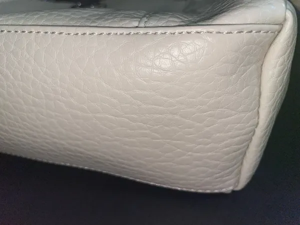 Giani Bernini Beige Tan Pebbled Faux Leather Purse Handbag Pockets Logo EUC - Image 4