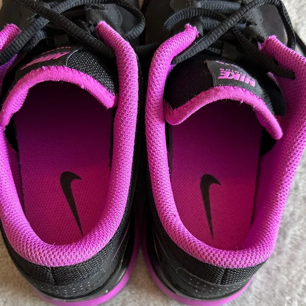 Nike Women's Black and Pink Athletic Shoes - Image 6