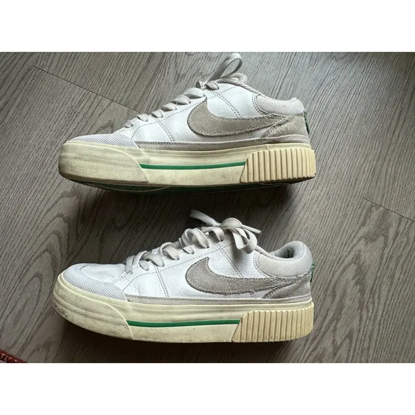 Nike Low Rise White Sneakers Women's Sz 8 - Image 2