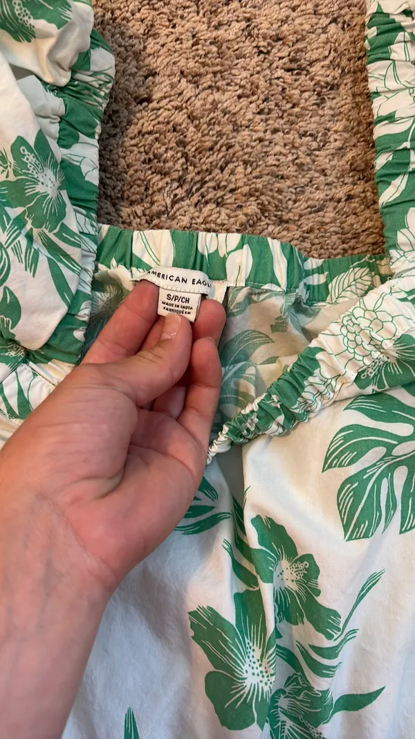 American Eagle Outfitters Top Cropped with Hawaiian pattern - Image 3
