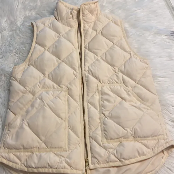 J.Crew Puffer Vest size S BNWOT length 25” bust 36” color cream - Image 10