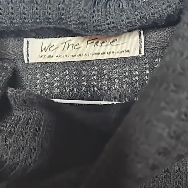 Free People raw hem cowl neck long sleeve knitted black pull over sweater sz M - Image 4