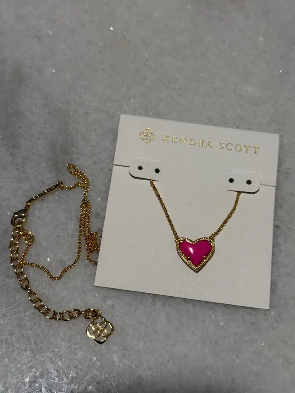 Kendra Scott Gold Necklace with Hot Pink Heart Pendant new - Image 3