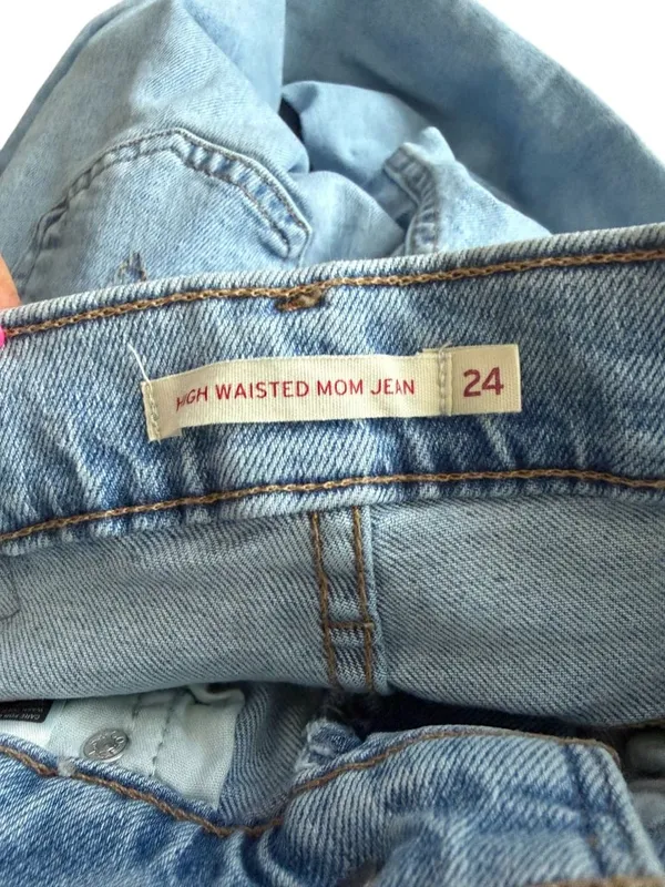 LEVIS Light Wash High Waisted Mom Jeans Size 24 - Image 6