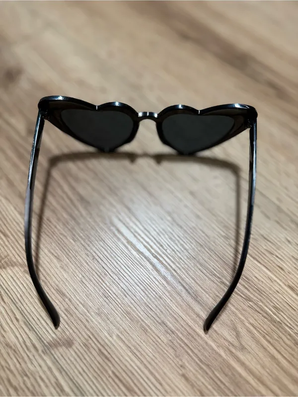 Heart-Shaped Women's Sunglasses in Black‎ - Image 2
