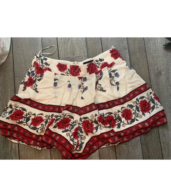 Miss Avenue Boutique shorts with flowers - Image 2