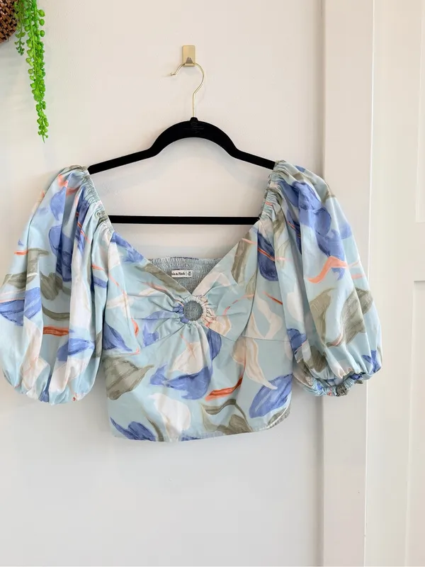 Abercrombie & Fitch Pastel Blue Floral Puff-Sleeve Crop Top - Image 2