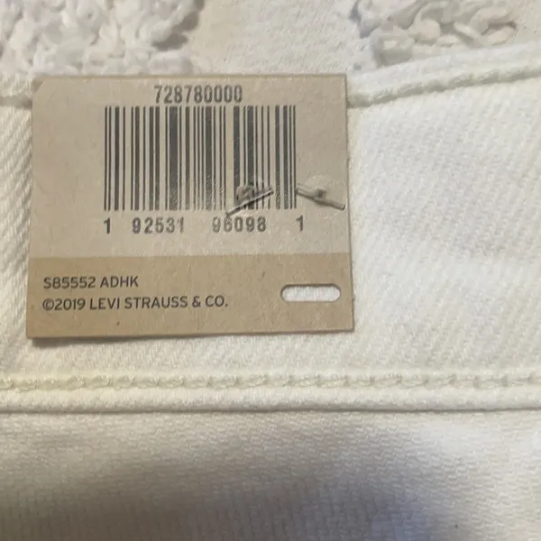 NWT Levi’s white high rise slim through hip shorts - Image 7