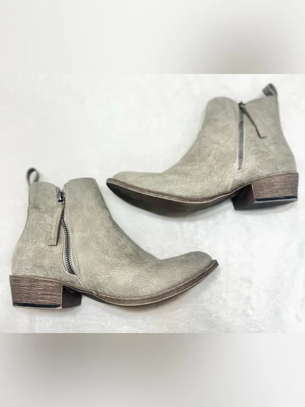 Very G Floral Embossed Ankle Booties in Stone Size 8 - Image 8