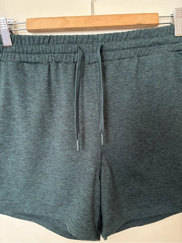 QUINCE Flowknit Mid-Rise Active Shorts Heather Green Sz Medium - Image 6