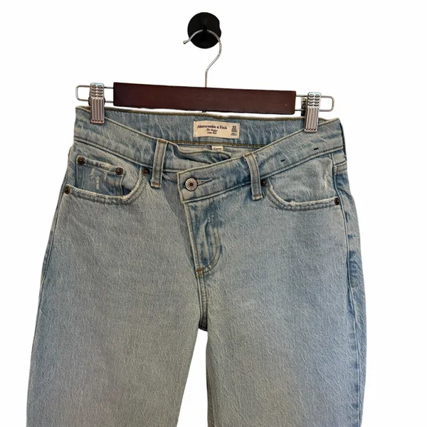 Abercrombie & Fitch Baggy Low Rise Curve Love Crossover Waist Light Wash Jeans - Image 3