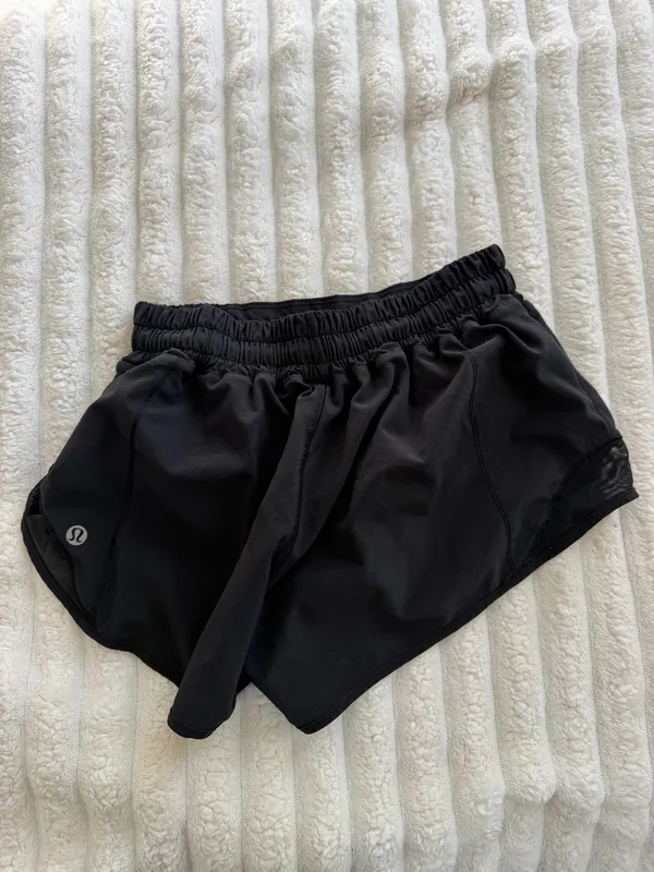 Lululemon Black shorty Hot Shorts 2.5” - Image 4