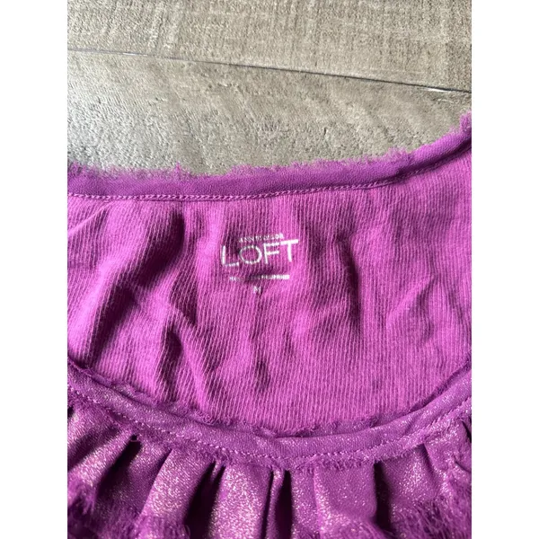 Ann Taylor Loft‎ Women's Purple Sparkly Ruffle Neckline Ribbed Tank Size Medium - Image 2