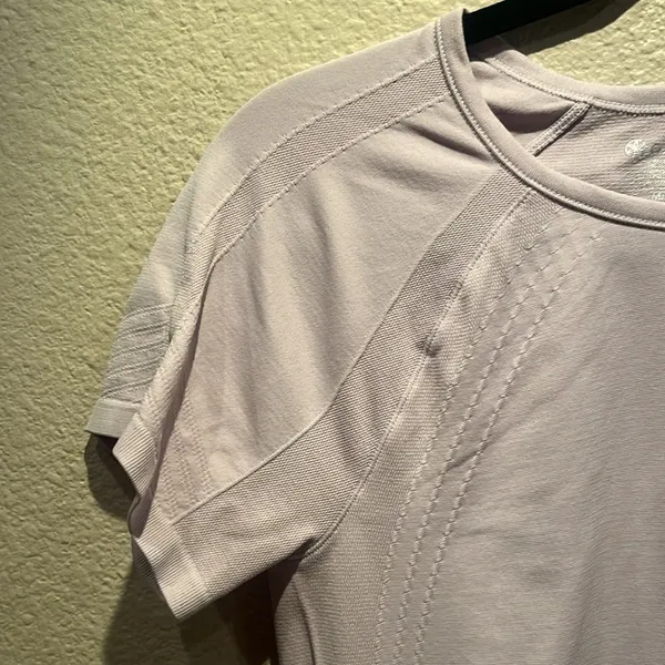 Gaiam Women’s Warrior Workout Seamless T Shirt Size Medium Lavender - Image 2