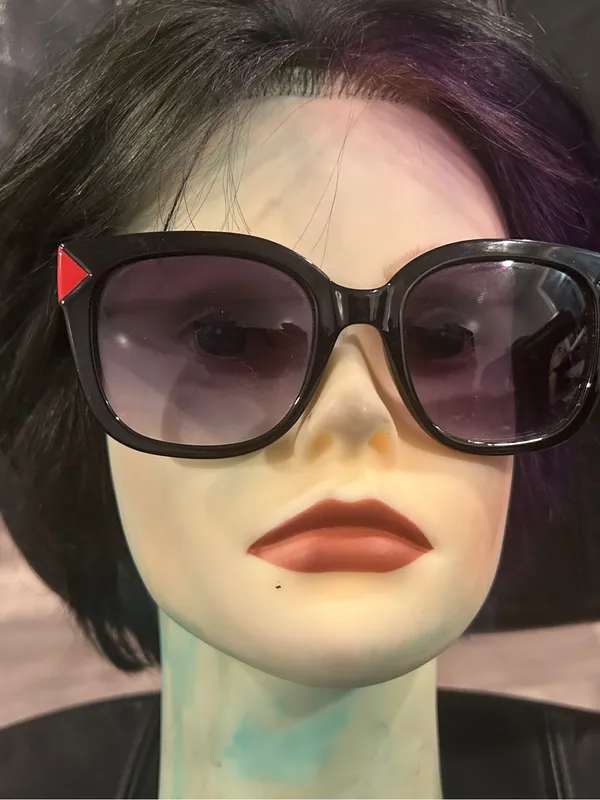 Guess Black Cat-Eye Sunglasses with Pink Corner Accents - Image 9