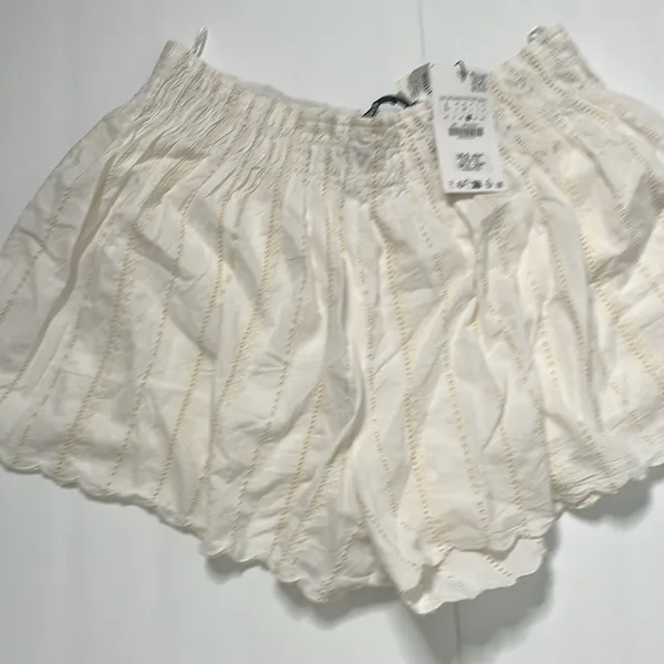 Zara Scalloped Eyelet Relaxed White Shorts Size L - Image 4