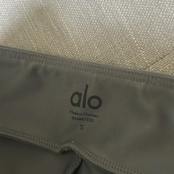 Alo Yoga Grey Cropped Workout Leggings Size Small - Image 5