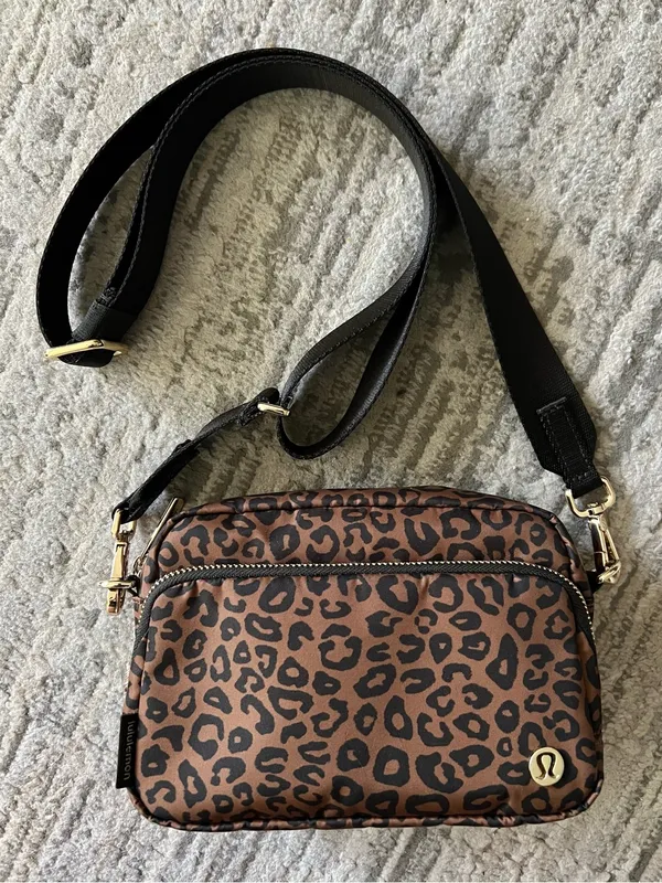 Lululemon Leopard Midi Desert Khaki Brown & Gold Everywhere Crossbody Bag 2L - Image 3