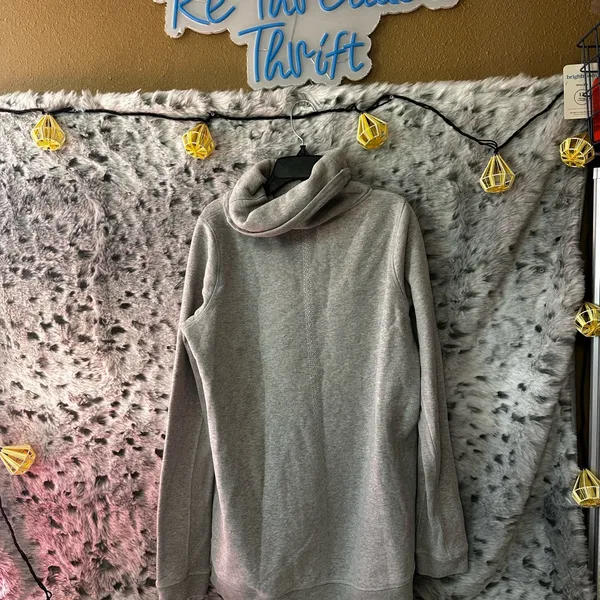 315. Lululemon Avenue Pull Over Large Gray Size 8 - Image 2