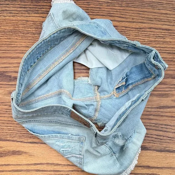 American Eagle Outfitters Distressed Blue shortie Jean Shorts. Waist 32 in - Image 5