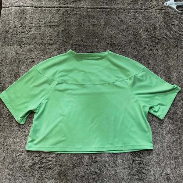 Gymshark Move Cropped Tee Women's Medium Green - Image 6