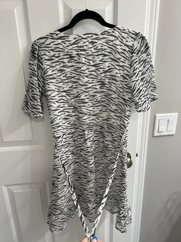 Abercrombie Gray Zebra Strip Button Front Ladies Dress - Image 6