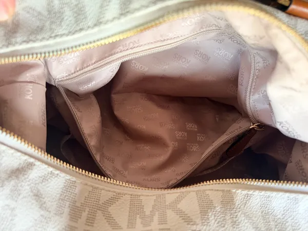 Michel Kors Beige Duffle Bag - Image 8
