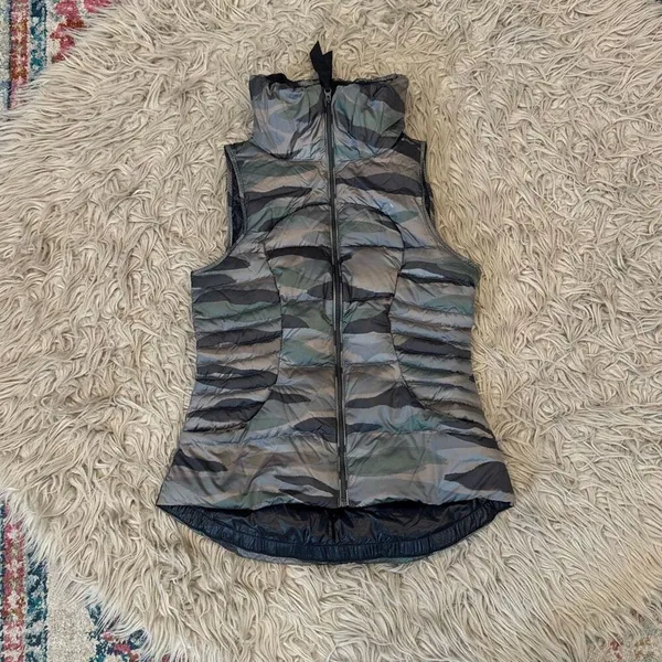 Lululemon Fluffin Awesome Vest Camo Goose Down size 6 - Image 3