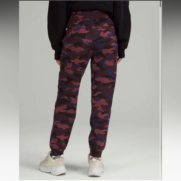 Lululemon Scuba High-Rise Jogger Heritage 365 Camo Smoky Red Night Sea Multi - Image 2