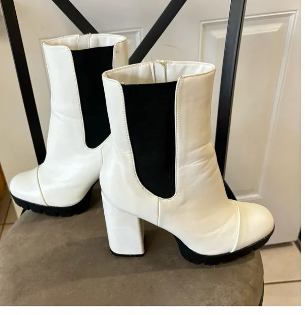 Size 8 Bamboo white Moto combat boots with lug soles, capped toes, with half inch platforms and 4 inch block heels. In VVGUC! - Image 3
