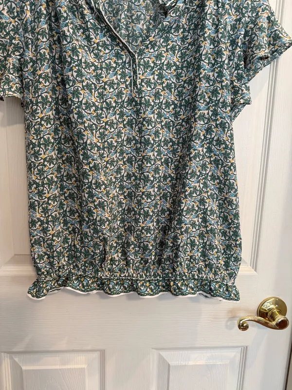 Max Studio Green and Cream Floral Peasant Blouse - Image 4