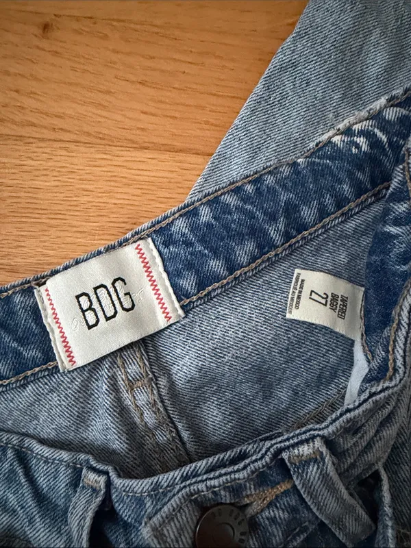 BDG Women's Faded Light Blue Tapered Baggy Jeans Size 27 - Image 4