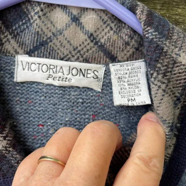 Victoria Jones size PM knitted winter holiday theme vest. - Image 6