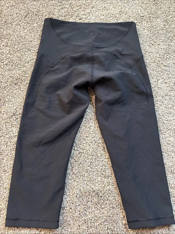 Lululemon Ribbed Contoured High Rise Crop *17" size 8 - Image 5