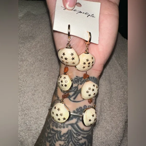 NWT FREE PEOPLE Bahama Baby Earrings - Apricot Three Shells $48 MSRP - Image 4