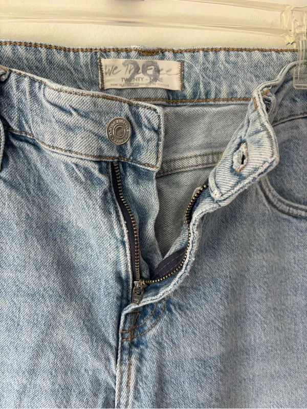 We The Free Light Wash Denim Jeans Straight Leg Distressed Blowout Knee - Image 8