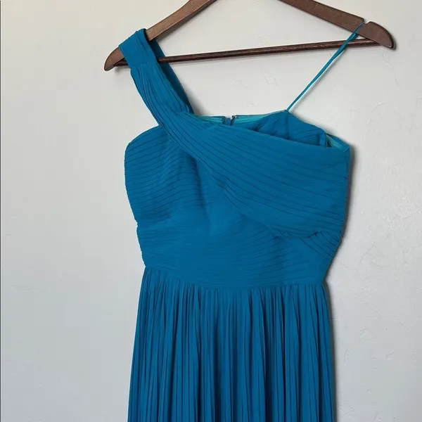AMUR Skye Blue One Shoulder Pleated Chiffon Formal Gown Size 4 NWOT - Image 4