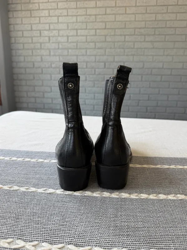 Frye Ankle Chelsea Boots Women’s Size 6 Black Leather - Image 5