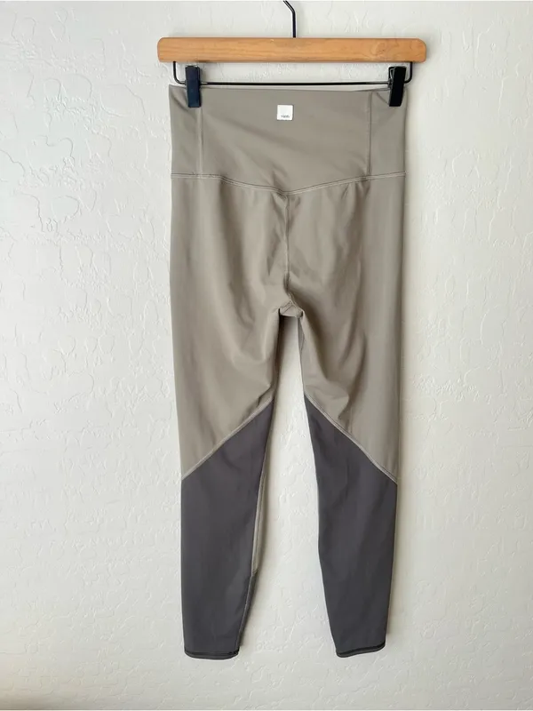 Vuori High Rise Colorblock Studio Leggings Light Oregano Green medium - Image 6