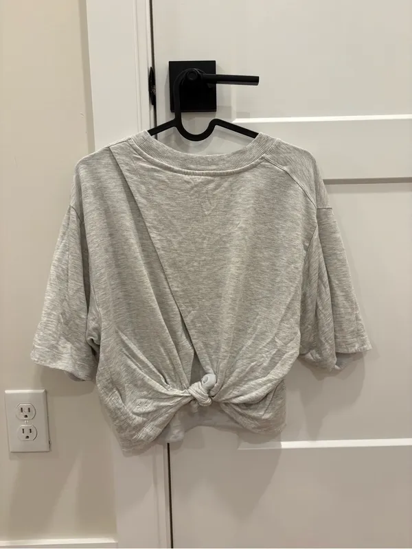 Athleta tshirt with open tie back - Image 5