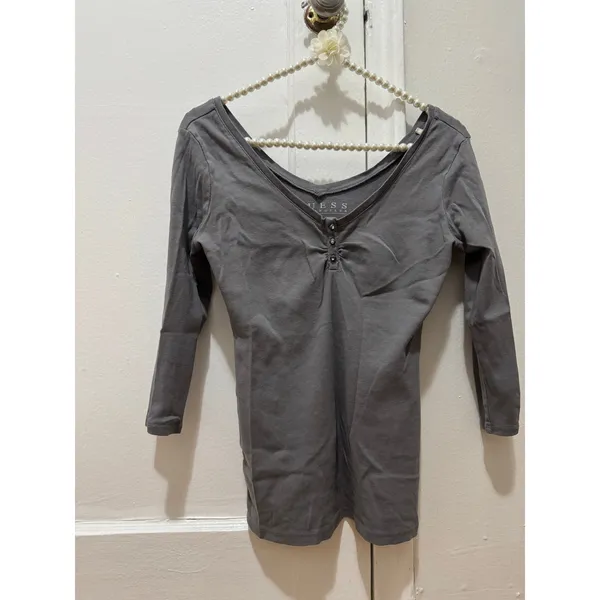 Guess size small grey long sleeve shirt v neck 3/4 sleeve 3 diamond rhinestones - Image 10